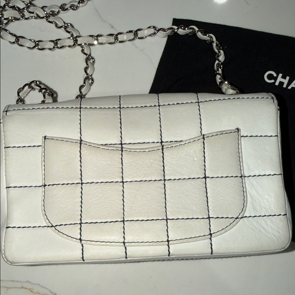 Chanel White and Black Grid Shoulder Bag - Picture 6 of 11